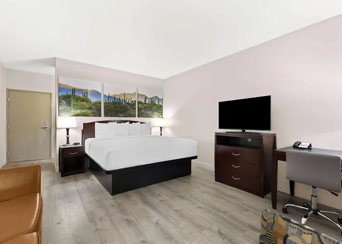 Days & By Wyndham Near Phoenix Hotel 3*