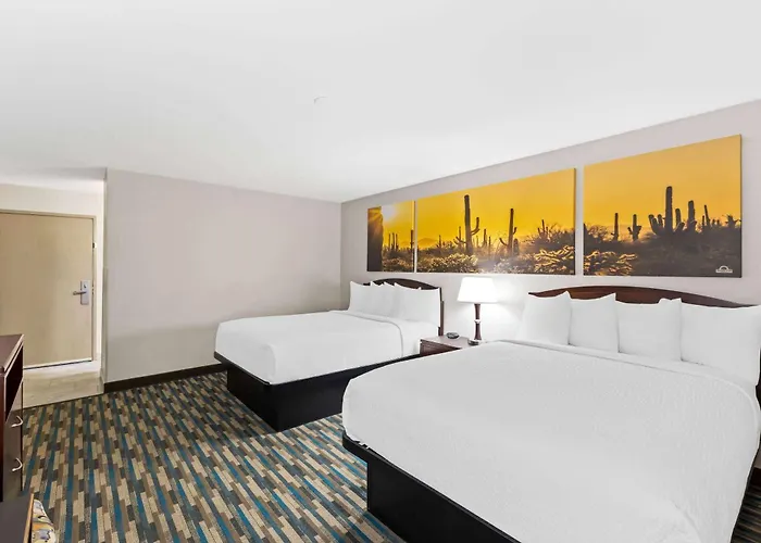 Days & By Wyndham Near Phoenix Hotel 3*