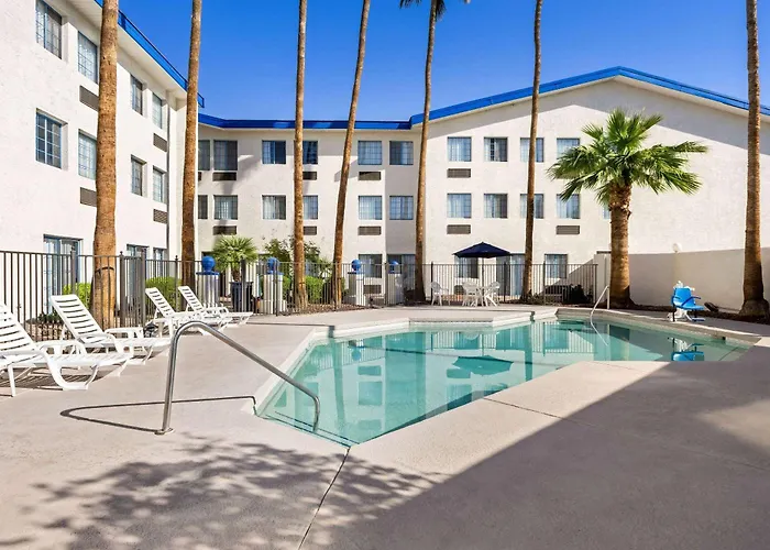 Days & By Wyndham Near Phoenix Hotel 3*