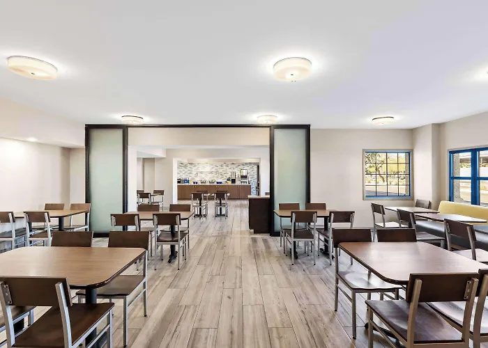 Hotel Days & By Wyndham Near Phoenix 3*